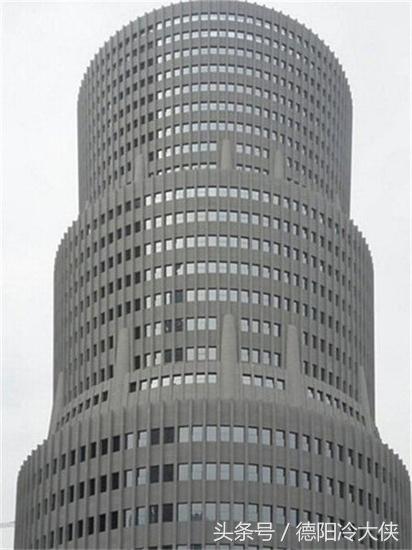 重庆真的是一个神奇之城，天桥在22楼大马路修在楼顶汽车要坐电梯