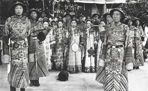 他让慈禧躺在床上吐舌头她只能点头乖乖照做太监们纷纷回避