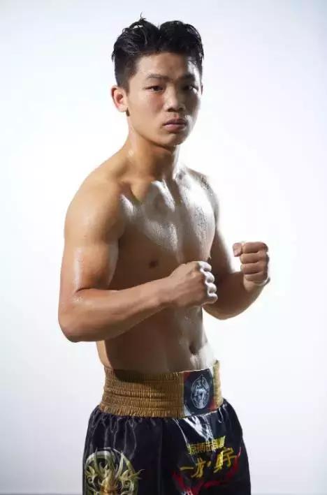 中国小将擂台打倒日本选手,中国小将逆转罗马