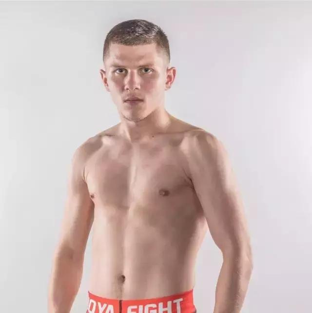 中国小将擂台打倒日本选手,中国小将逆转罗马