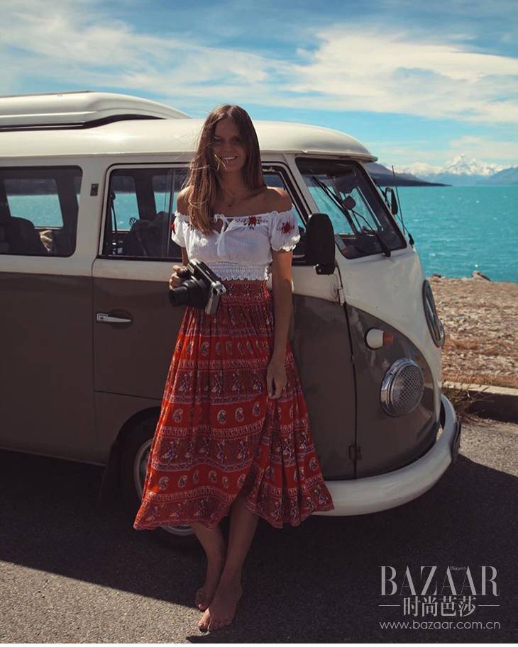 旅行照这么摆pose就很好看,出门旅游拍照姿势ins