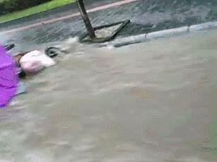 刚才你嫂子来电话说又堵了，你快去看看吧