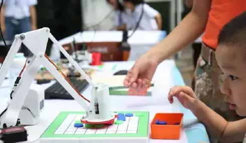 诚哥今天到汕大啦！“小超人”李泽楷也来啦！