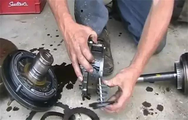 手动挡倒挡突然挂不进是什么原因,车子突然挂不了挡是什么原因