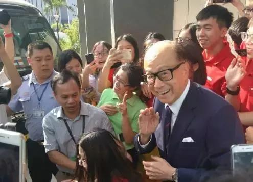 诚哥今天到汕大啦！“小超人”李泽楷也来啦！