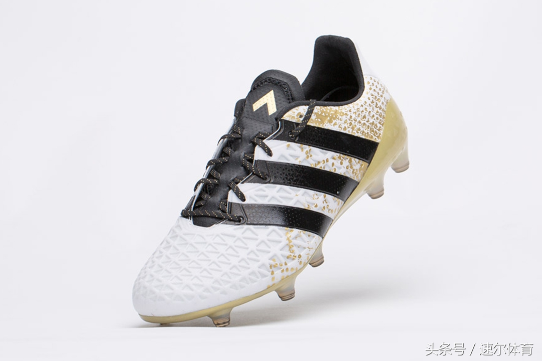 500块买啥足球鞋,150元以内的性价比极高足球鞋