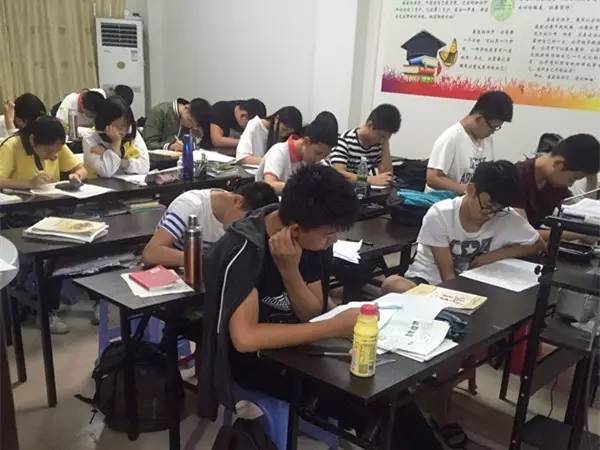 疯了！福清易通教育放大招，暑假补课免费名额等你来抢！快来报名！