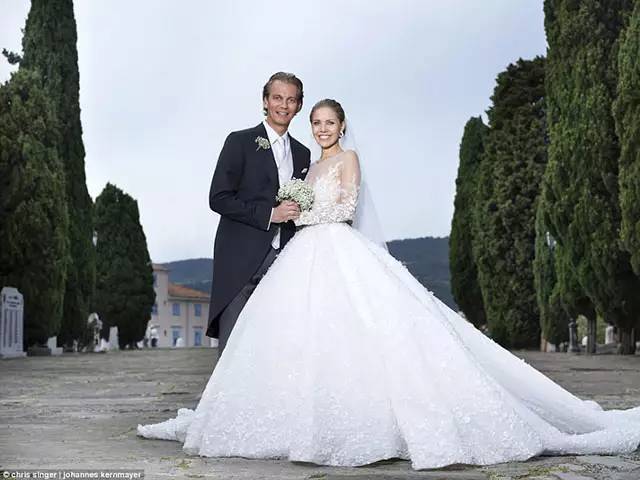 施华洛世奇三套婚纱 (施华洛世奇碎钻婚纱)