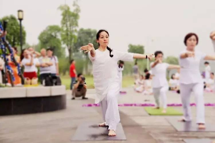 美翻了！数百人齐秀瑜伽，“绘”成宛陵湖畔最美风景！