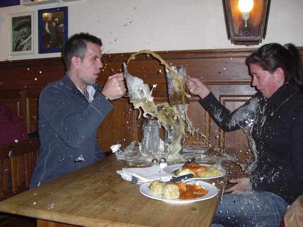 舔第二碗时，丈母娘拉我的手说：放这儿吧！等下我来洗