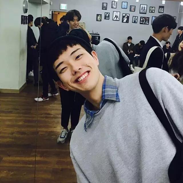 单眼皮小眼睛高鼻梁男生发型,单眼皮小眼皮男生发型