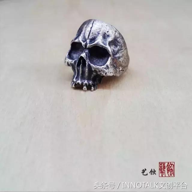 一个玩摇滚的大男生却始终戴着一串菩提项链，在*藏西**目睹了一整条河的六字真言，回来后他选择了当一个银匠人