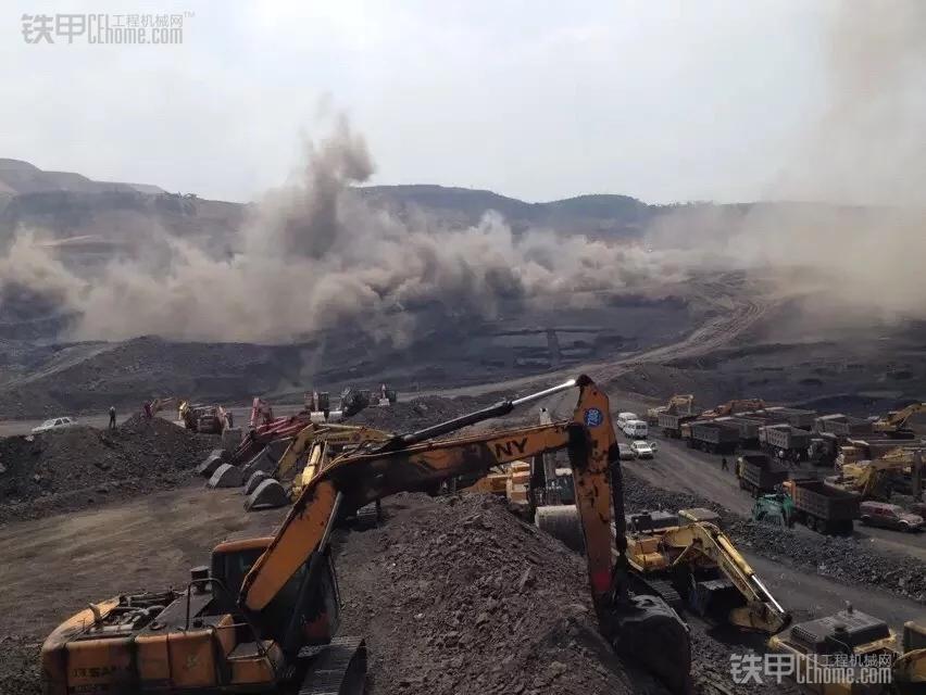 开挖掘机就是这么简单,开挖掘机原来这么简单