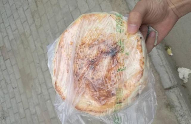 小伙开店卖烧饼年入百万,小伙摆摊卖饼2.5元一个