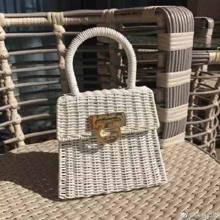 最近整个时尚圈都中了这个包包的毒！