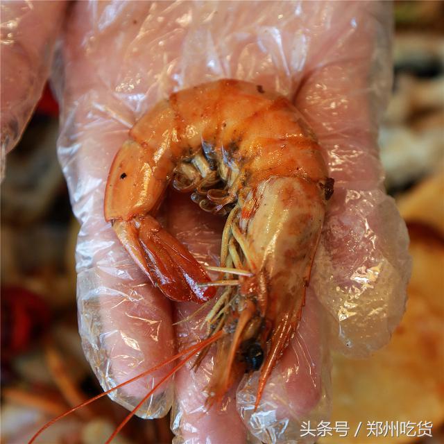 几个意思？去郑州南阳路吃海鲜,服务员你把菜倒桌上就跑？