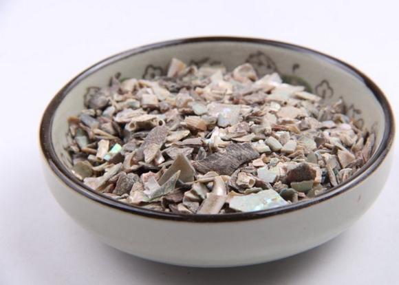 羚羊角清肝明目平肝熄风,平肝羚羊角