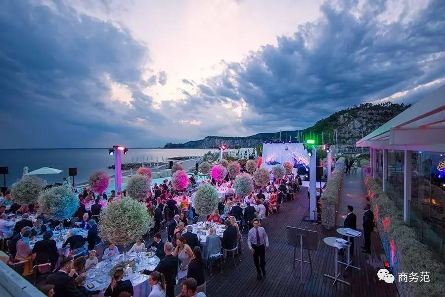 65万颗水晶打造的婚礼,施华洛世奇继承人款婚纱