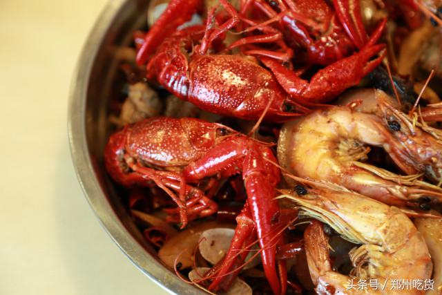 几个意思？去郑州南阳路吃海鲜,服务员你把菜倒桌上就跑？