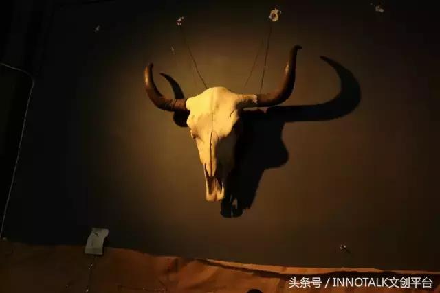 一个玩摇滚的大男生却始终戴着一串菩提项链，在*藏西**目睹了一整条河的六字真言，回来后他选择了当一个银匠人