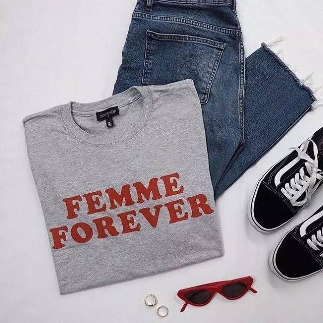 推荐几件夏天的t恤,今年夏天最流行的几件t恤