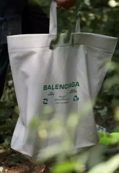 Prada卖185美刀的回形针被群嘲，那你让LV、爱马仕、superme怎么办？