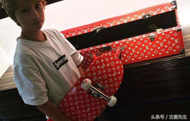 supreme x louis vuitton红色包限量多少 (supreme与lv联名黑色滑板)