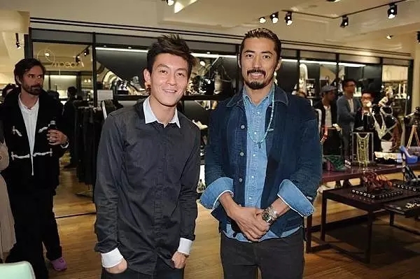 一把伞卖10万天价,一把伞卖七十万块