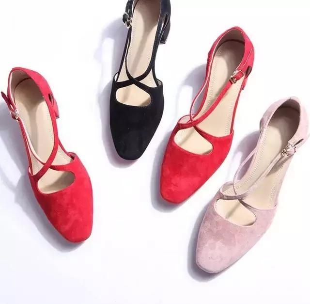 高能少年团杨紫奚梦瑶周冬雨出场,周冬雨奚梦瑶vogue对比