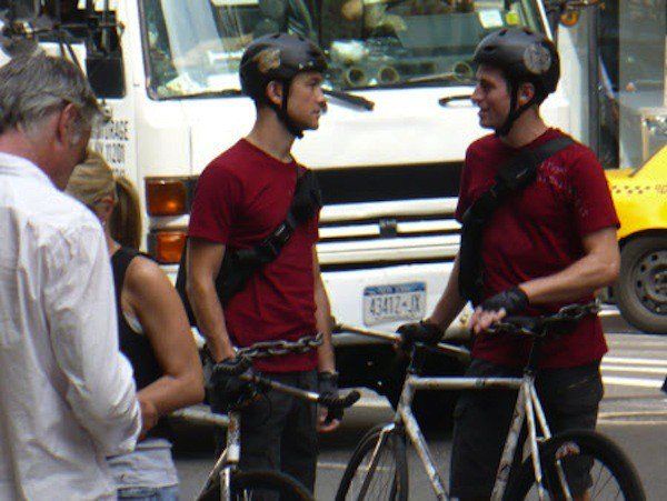 伦敦单车快递员月薪4万人民币，穿梭在混乱的大街小巷，一不小心遇富婆邀请进门休息