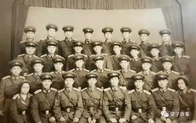 中国男儿只手撑天空翻译,中国男儿只手撑天空