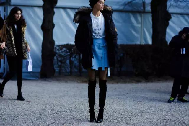 推荐几件夏天的t恤,今年夏天最流行的几件t恤