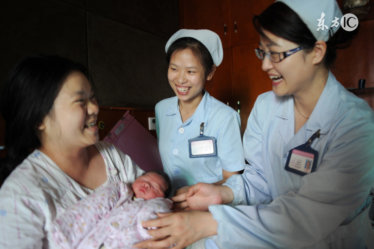 怎么护理刚顺产的产妇和小宝宝,产妇顺产侧切怎么恢复