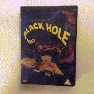 电影中人物从车里走出来画面,电影角色从dvd盒里跑出来