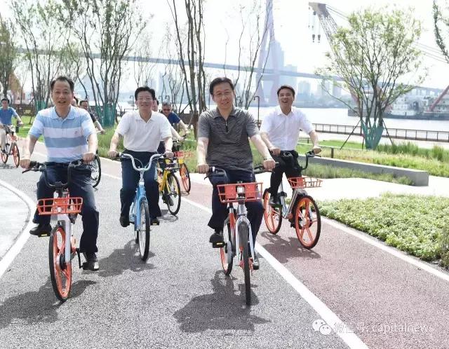 路遇骑共享单车的政治局委员，是怎样一种体验？