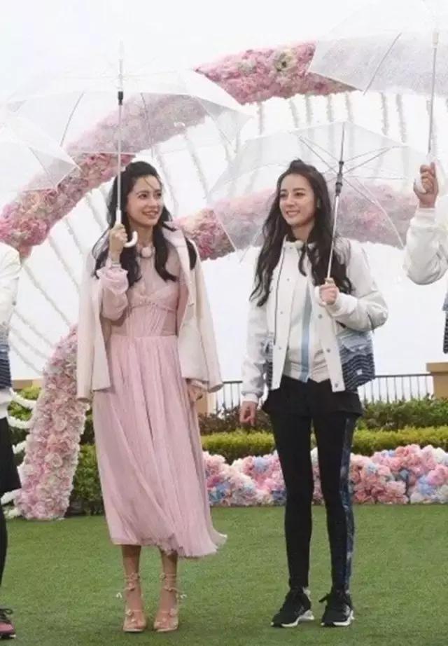 高能少年团杨紫奚梦瑶周冬雨出场,周冬雨奚梦瑶vogue对比