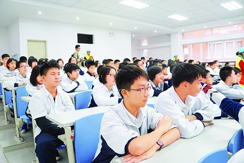 《夏至未至》突现《黄冈题库》，“黄冈教育”为什么依旧这么火？