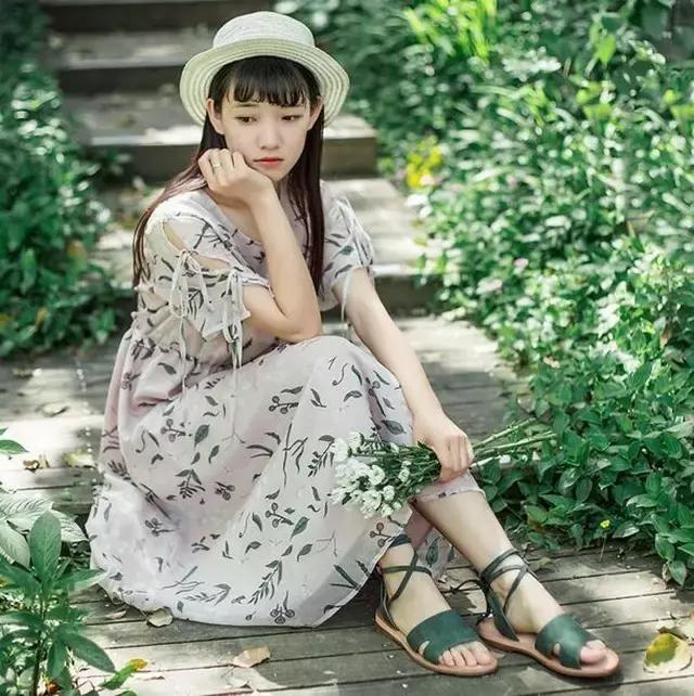 高能少年团杨紫奚梦瑶周冬雨出场,周冬雨奚梦瑶vogue对比