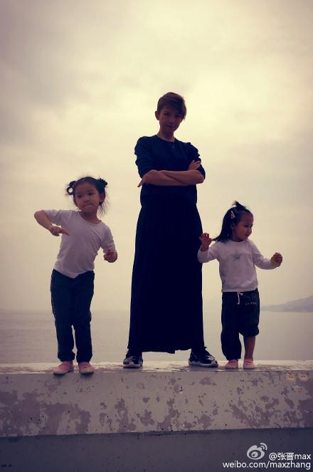 甄子丹儿子跆拳道红带，张晋被女儿“甜蜜家暴”，功夫二代太厉害