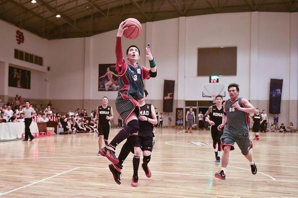 怪球手萧敬腾篮球水平如何科比见他都曾带雨伞