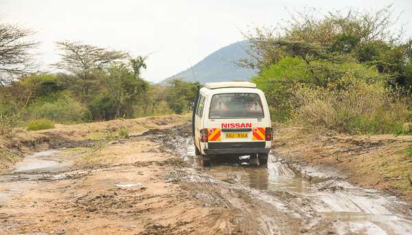 车陷入泥里怎么弄出来,车子陷进泥里出不来