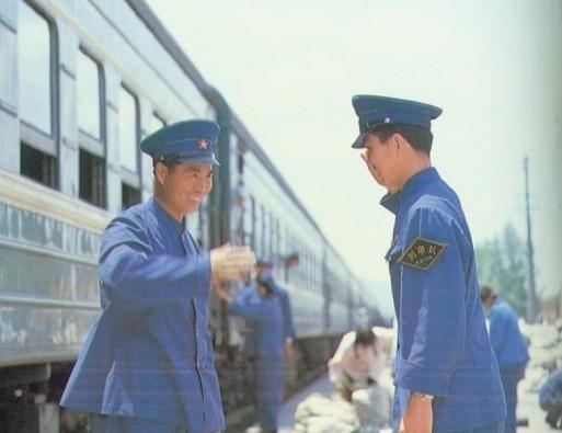 铁路制服肩章级别,铁路制服上肩章杠是代表什么的