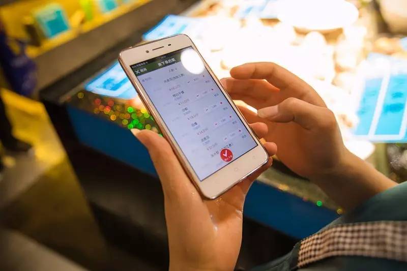 100元吃海鲜自助！不限量！敞开吃！红虾三文鱼象拔蚌银鳕鱼……我要把武林路这家海鲜渔市吃到空！