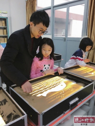 石门附小在南海率先开设沙画课程