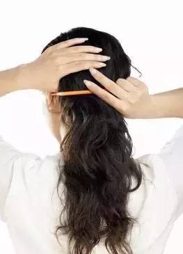 如何用内裤扎头发,用内裤扎头发教程