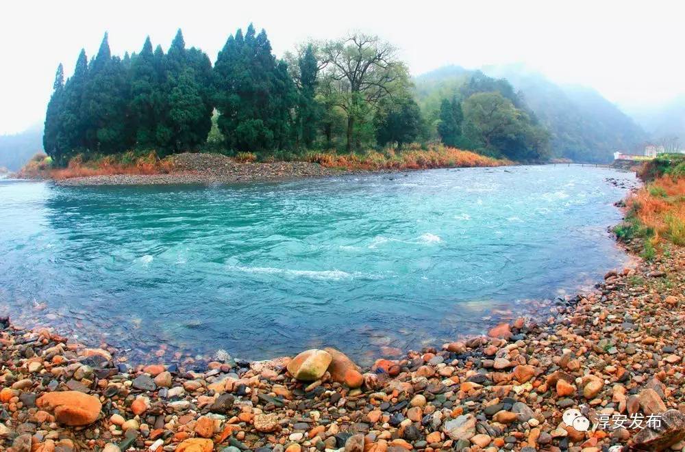 淳安中洲有一条“红色”的溪流，承包了小镇美景