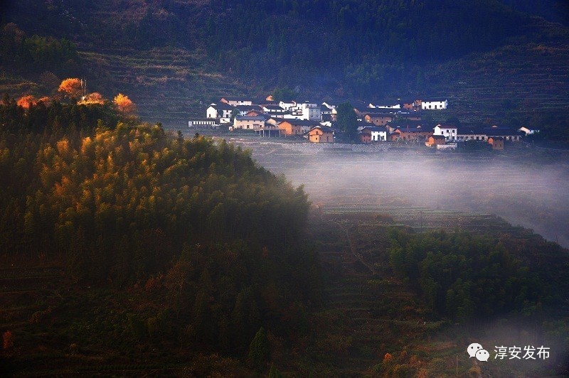 淳安中洲有一条“红色”的溪流，承包了小镇美景