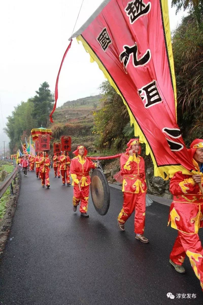 淳安中洲有一条“红色”的溪流，承包了小镇美景