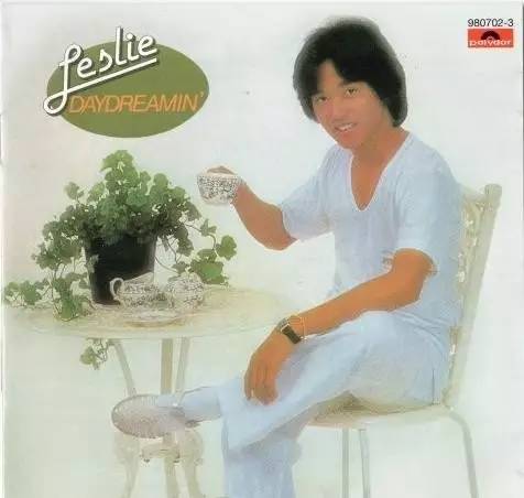 找乐子｜赶紧翻出家里压箱底的塑料拖鞋和洗澡篮子，它们要带你走上时尚巅峰！