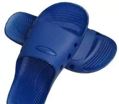 找乐子｜赶紧翻出家里压箱底的塑料拖鞋和洗澡篮子，它们要带你走上时尚巅峰！